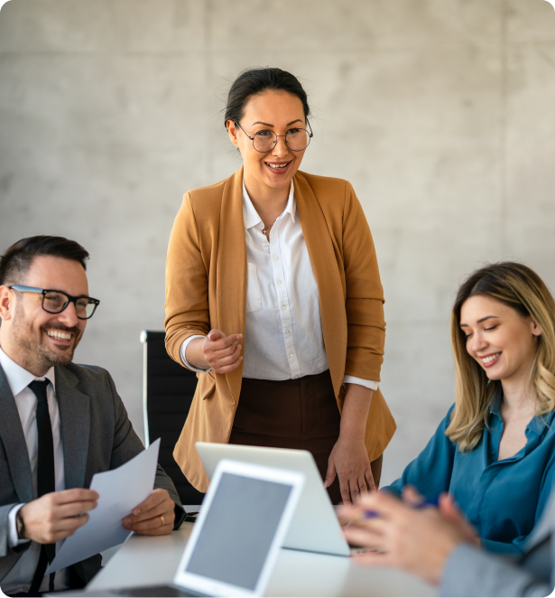 Femme expliquant des points à deux collaborateurs, représentant les services RH