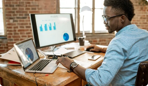 un homme qui regarde des graphiques sur son ordinateur